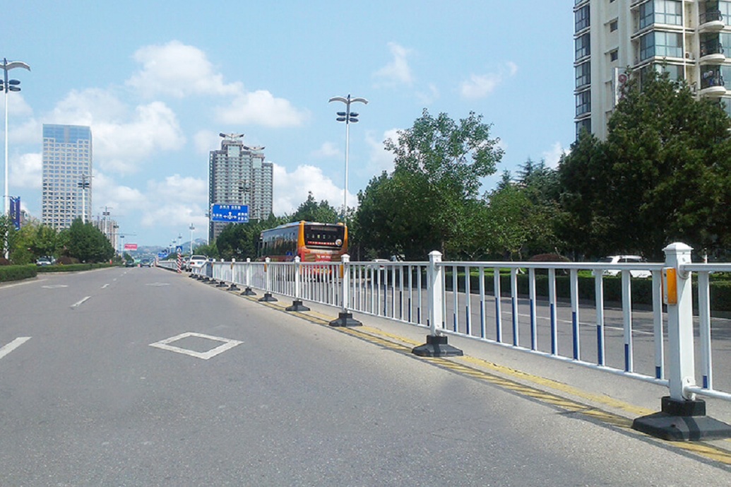 愛(ài)可青市政護(hù)欄用在武漢市政建設(shè)，共15萬(wàn)米